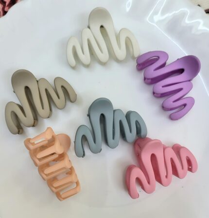 Zig Zag Matte Finish Hair Claw - Medium